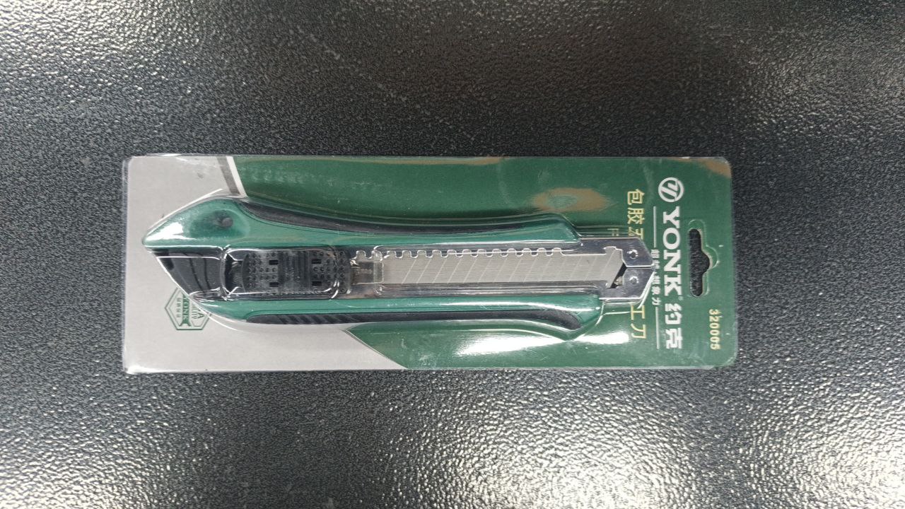 Нож канцелярский пластик. со сменными лезвиями YONK