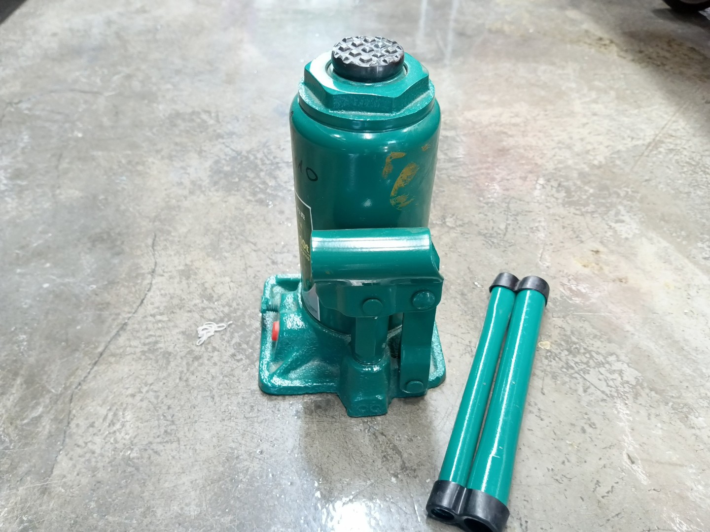 Домкрат гидравлический бутылочный 10т YONK