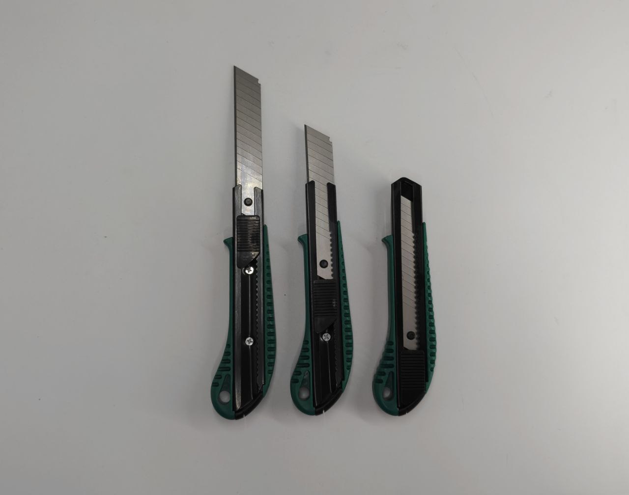 Нож канцелярский пластик. YONK