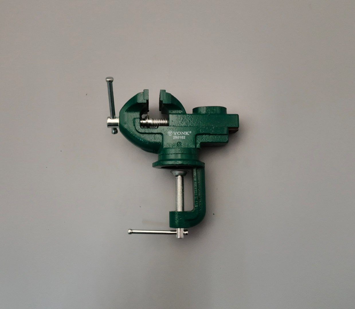 Тиски поворотные с креплением для стола 60мм YONK