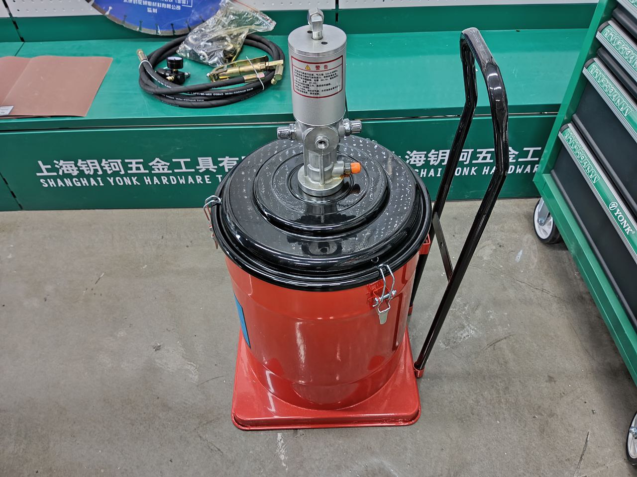 Нагнетатель густой смазки пневмо 40л. YAMAL