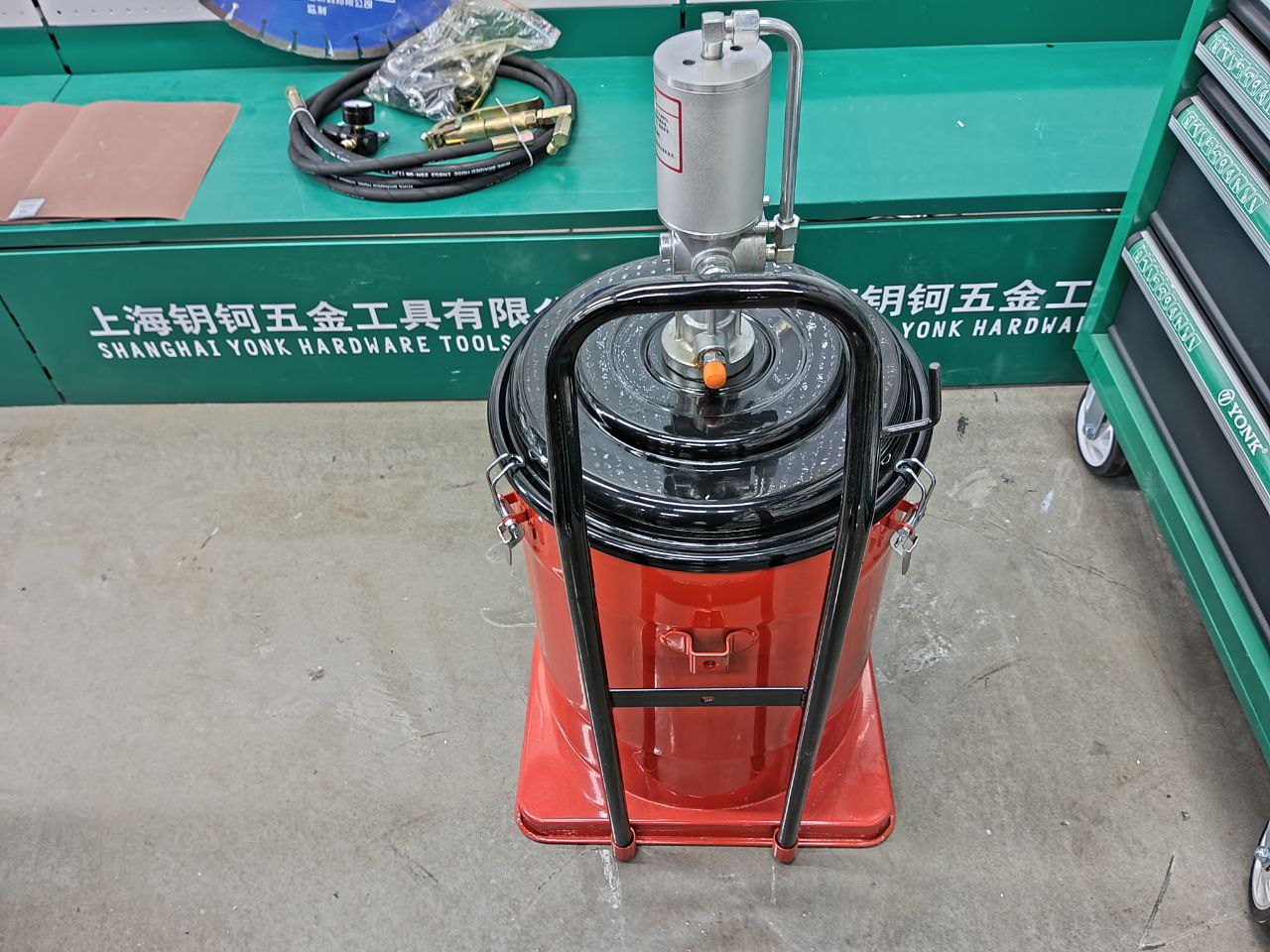 Нагнетатель густой смазки пневмо 40л. YAMAL